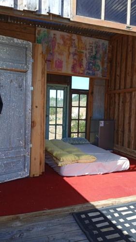 拉埃斯梅拉达Ladomar Cabañas的一间设有2张床的客房,位于带窗户的建筑内