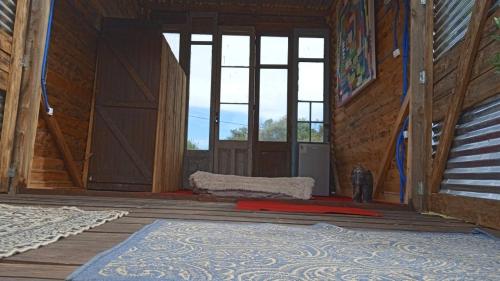 拉埃斯梅拉达Ladomar Cabañas的客房享有内部景致,设有窗户和地毯。