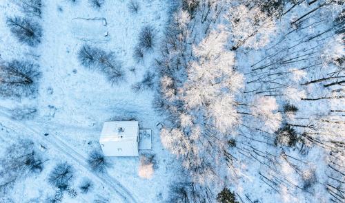 科瓦雷Wysoka Trawa Gruszków的雪中白色房子的空中景色