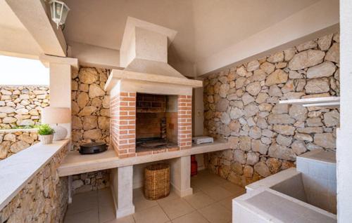 诺瓦利娅Villa Toma I的厨房设有带壁炉的石墙