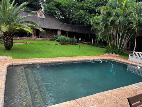 马里兰Khandizwe Kruger Villa的庭院里的一个大型游泳池,有院子