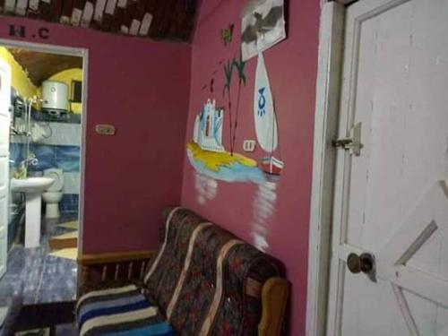 阿斯旺Azoz Nubian House的浴室设有粉红色墙壁上的长凳