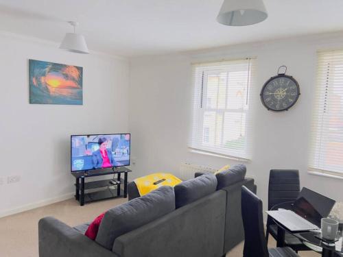 科尔切斯特2 Bedroom Flat in Colchester的带沙发和电视的客厅