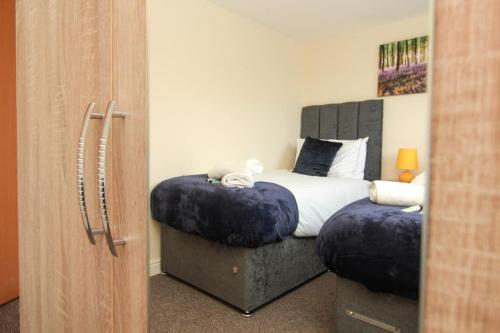 科尔切斯特2 Bedroom Flat in Colchester的一间卧室配有一张带两张矮床的卧室