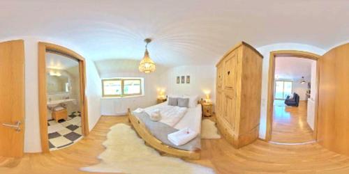 维尔德科格尔山麓布兰贝格Haus Weyerbach Apartments的卧室配有一张白色大床