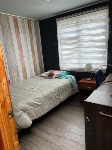 威廉斯港Casa capdeville的一间小卧室,配有床和窗户