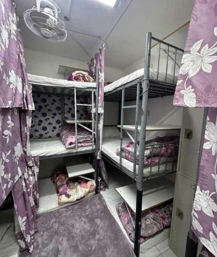 迪拜Bed Space Hostel的一间房间,设有三张双层床