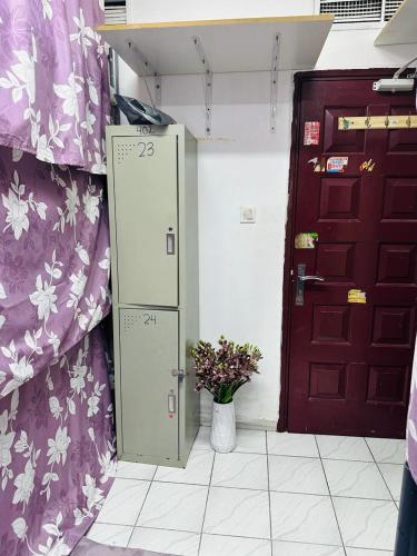迪拜Bed Space Hostel的门边的门和花瓶
