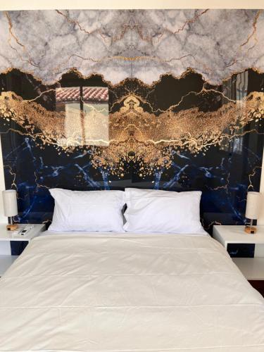 拉古纳EMY HOUSE的一间卧室配有一张蓝色和金色墙壁的床