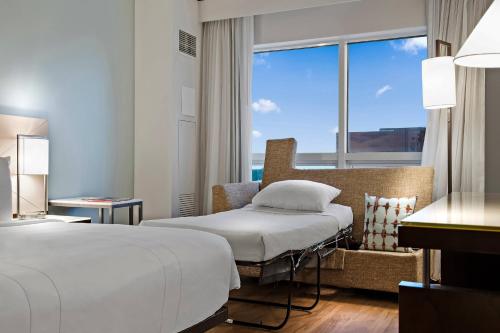 奥兰多奥兰多市中心喜来登酒店的酒店客房设有两张床和窗户。