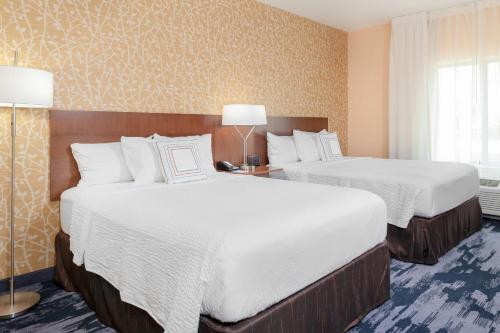 奥古斯塔Fairfield Inn & Suites by Marriott Augusta Washington Rd./I-20的酒店客房,配有两张带白色床单的床