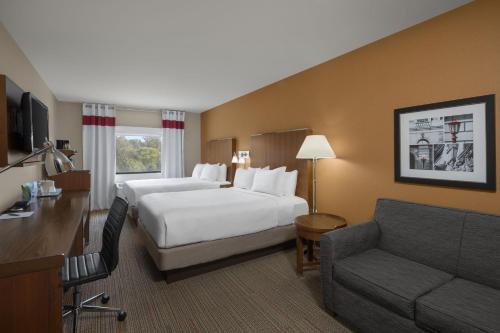 纽瓦克纽瓦克克里斯蒂安娜威尔明顿福朋喜来登酒店的酒店客房,配有床和沙发