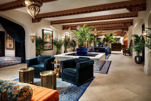 圣奥古斯丁莫尼卡万豪AC豪华生活酒店的大堂配有沙发椅和桌子