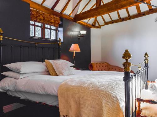 比肯斯菲尔德Barn Suite的卧室配有带白色枕头的大床