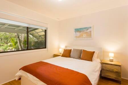 卡尔斯Tranquil House 3 bed - 2 Bath WI-FI的一间卧室设有一张大床和一个窗户。