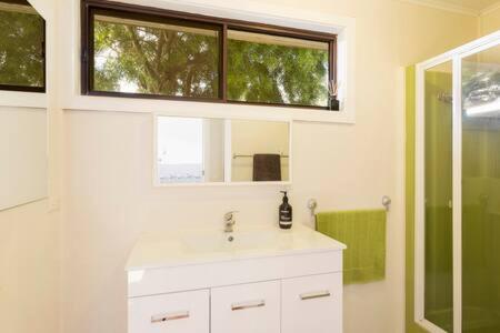卡尔斯Tranquil House 3 bed - 2 Bath WI-FI的白色的浴室设有水槽和窗户。