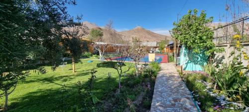 维库尼亚Cabañas olmos的花园设有游泳池和山脉。