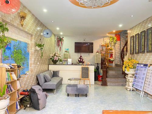 吉婆岛Tropicana Homestay ngõ1 núi ngọc的带沙发和电视的客厅