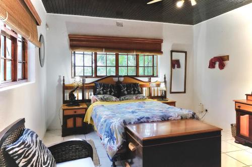内尔斯普雷特Leopards Ledge的一间卧室配有一张床、一张书桌和窗户。
