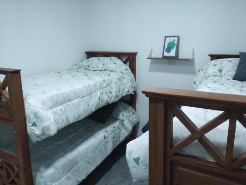 卡法亚特Nanai的客房设有两张双层床和一张桌子。