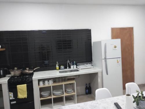 卡法亚特Nanai的厨房配有水槽和白色冰箱