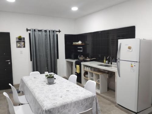 卡法亚特Nanai的厨房配有桌子和白色冰箱。