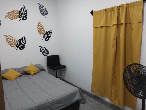 卡法亚特Nanai的卧室配有一张挂在墙上的床铺