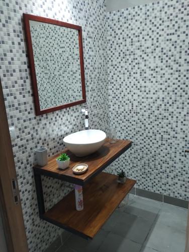 卡法亚特Nanai的一间带碗水槽和镜子的浴室