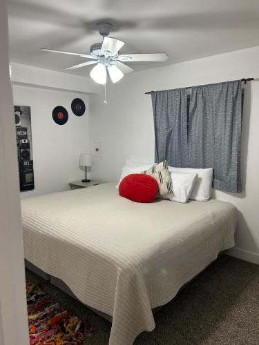 雪松城Red Hen Rental - 2 bed with 1 FULL bath 1 HALF bath FULL Kitchen的一间卧室配有一张带吊扇的床