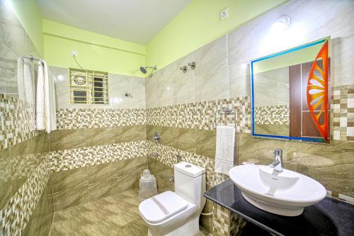 耶拉汉卡RedKEY Inn Bangalore Airport的浴室配有白色卫生间和盥洗盆。