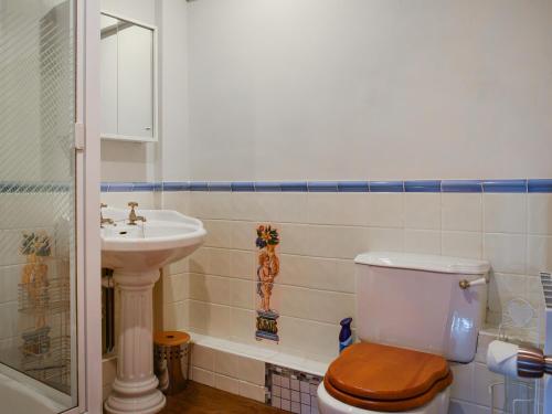 比肯斯菲尔德Barn Suite的一间带卫生间和水槽的浴室