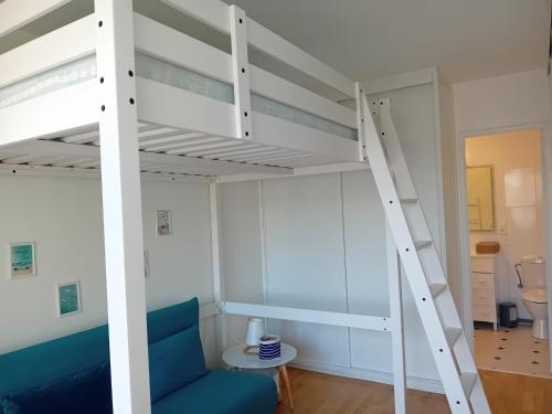 昂代Appartement Hendaye, 2 pièces, 4 personnes - FR-1-239-1019的客房设有双层床和蓝色沙发。