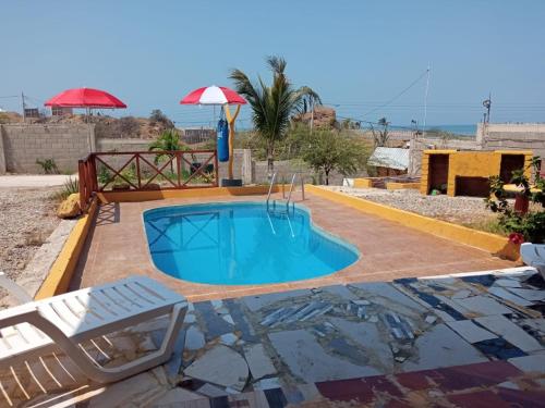 BocapánBonanza Beach House Zorritos的一个带椅子和遮阳伞的游泳池