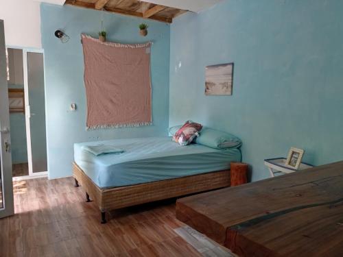 El Paredón Buena VistaEl Puente的一间卧室配有一张蓝色墙壁的床