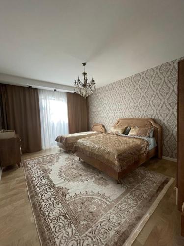 马达肯Дом у моря Мардакане的一间带两张床的卧室和地毯