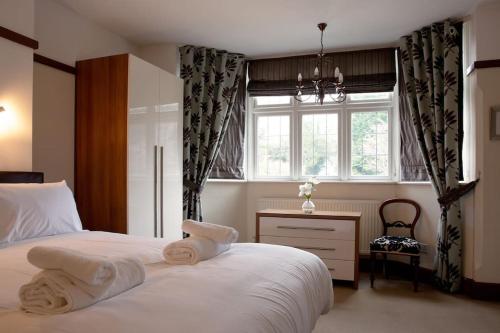 莱斯特Gilmoreton House的卧室设有一张白色大床和一扇窗户。