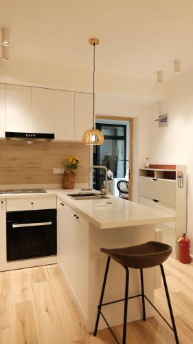 上海Shanghai Hills & CoZy Roof House的厨房配有白色的柜台和椅子