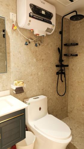 上海Shanghai Hills & CoZy Roof House的浴室配有白色卫生间和淋浴。