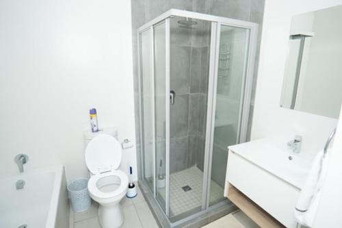SandtonFourways Oasis的带淋浴和卫生间的白色浴室