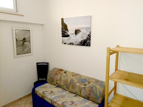 葛伦坦马勒Grottammare mon amour Kira的客厅配有沙发和墙上的照片