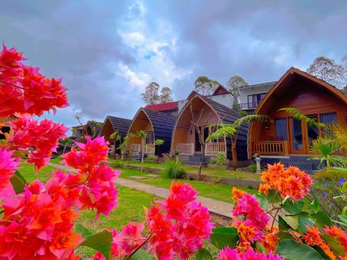 库布盼洛坎Batur cottage的前景上有一排鲜花的房子
