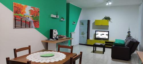 坎波巴索Pia's house garden的客厅设有桌子和绿色的墙壁