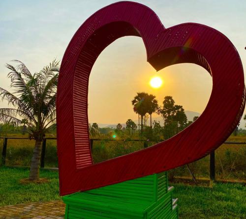 贡布Ganesha Kampot Resort的日落前的红心雕塑