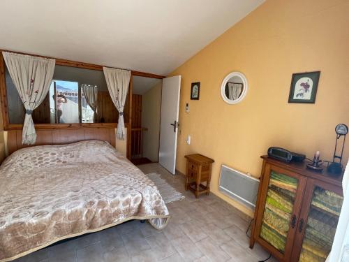 艾姆布里亚布拉瓦charme et simplicité de ce nouveau bien的一间卧室设有一张床和一个窗口
