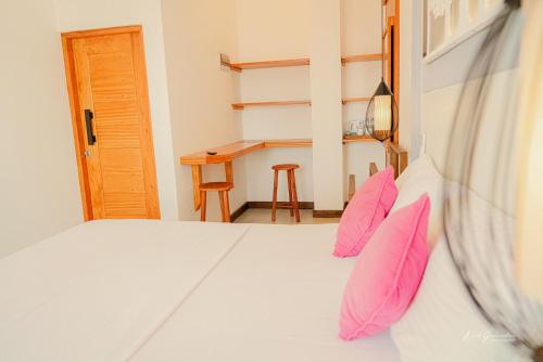 阿杭格默HotelNuvin AHANGAMA的一间卧室配有一张带两个粉红色枕头的床