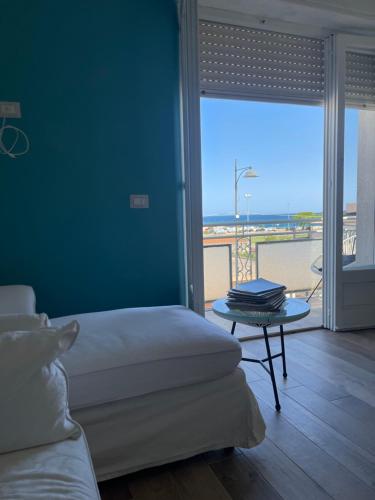 比亚恩科La casa di Memè的一间卧室配有一张床,享有海滩美景