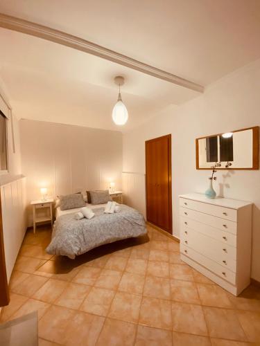 马拉加Vivienda 2 dormitorios Churriana-Aeropuerto的一间卧室配有床和白色梳妆台