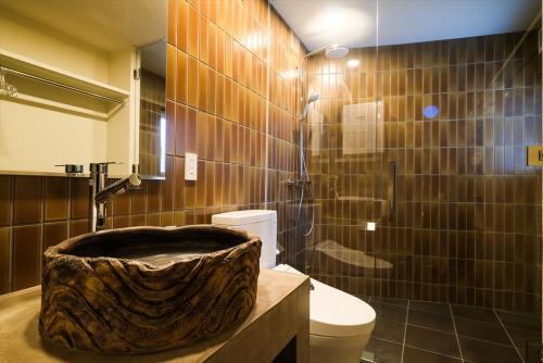嘉手纳RIVERSIDE TERRACE OKINAWA KADENA的浴室设有大型木制浴缸。