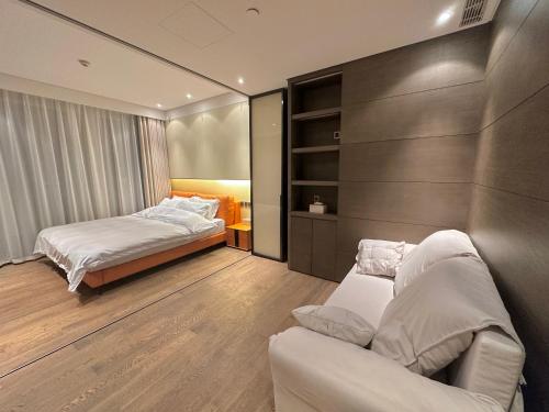 上海ZHome-Deplex luxury apartment-Near The Bund的一间卧室配有两张床和一张沙发。