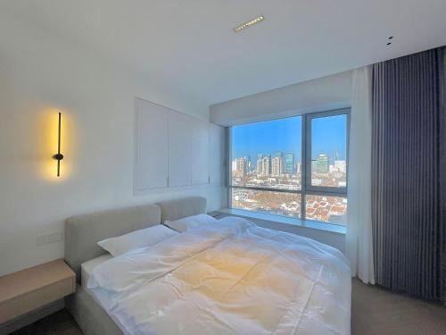 上海ZHome-Count luxury apartment的卧室设有白色的床和大窗户